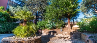 Elegant 3-bedroom apartment in the center, pool + parking included
