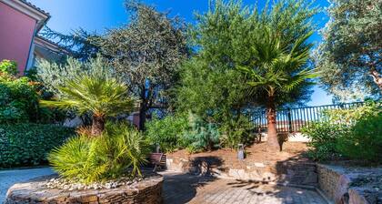 Elegant 3-bedroom apartment in the center, pool + parking included