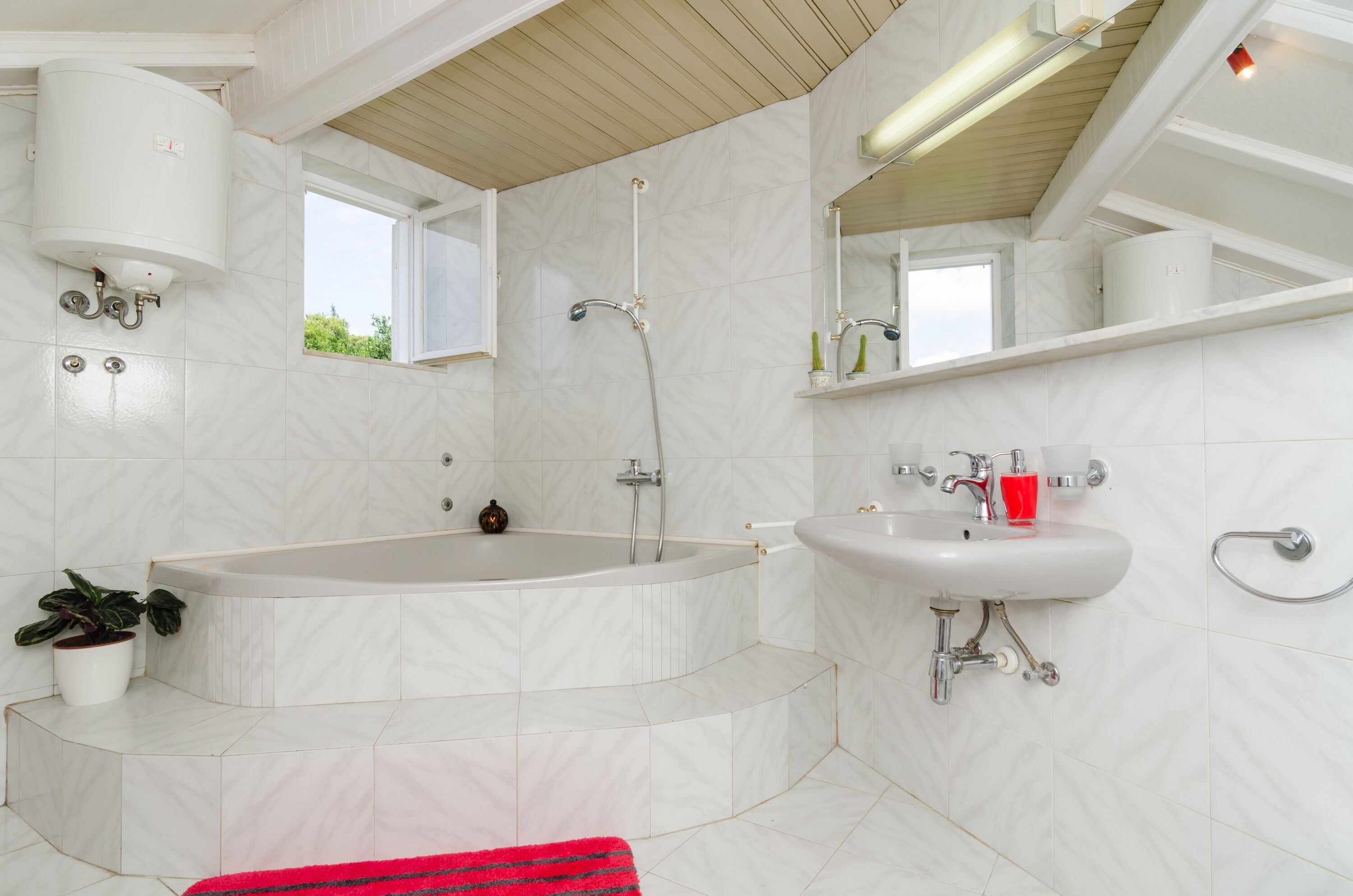 Une salle de bain moderne avec une baignoire sur pieds, un lavabo et une douche.