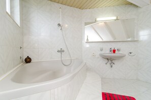 Appartement (Two Bedroom Apartment with Balcony an) | Salle de bain | Baignoire