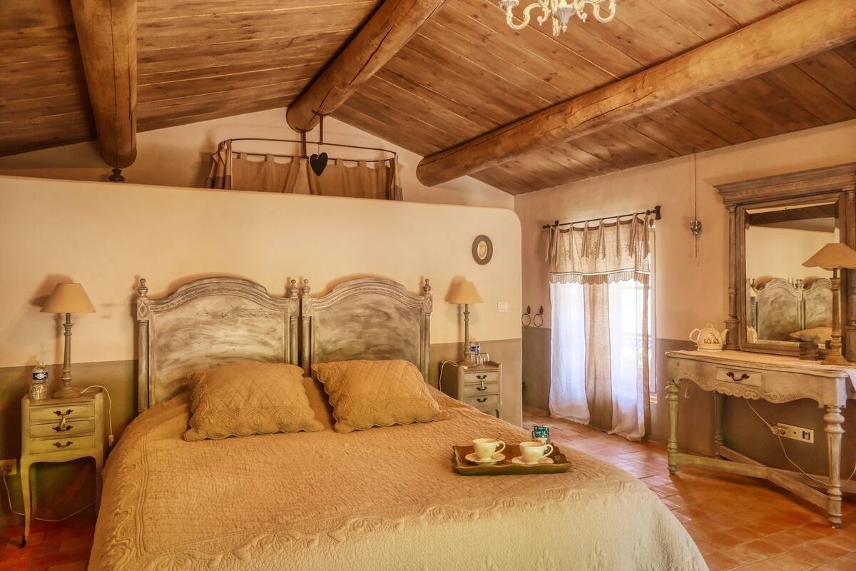 Romantic Double Room, Ensuite, Mountain View