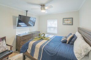 2 bedrooms, iron/ironing board, WiFi - Charming Oasis with a Pool (Fort Lauderdale)