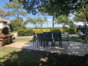 Outdoor dining - VILLA MARBOEUF IDYLLIC BEACHFRONT LOCATION (Carcans)