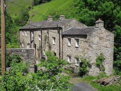 A quirky restoration, sleeps 4 people & a dog WiFi, numerous walks from the door & a pub nearby!