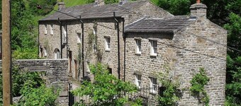 A quirky restoration, sleeps 4 people & a dog WiFi, numerous walks from the door & a pub nearby!