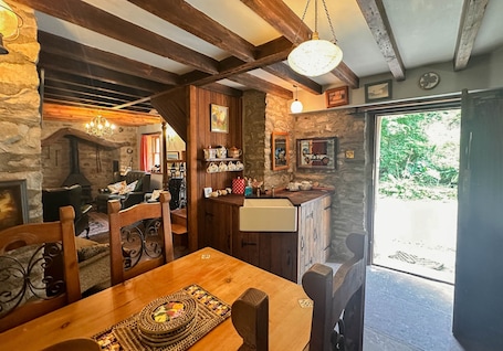 お食事. A quirky restoration, sleeps 4 people & a dog WiFi, numerous walks from the door & a pub nearby!