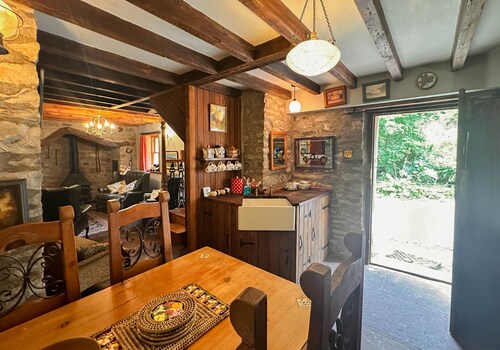 A quirky restoration, sleeps 4 people & a dog WiFi, numerous walks from the door & a pub nearby!