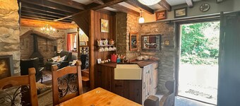 A quirky restoration, sleeps 4 people & a dog WiFi, numerous walks from the door & a pub nearby!