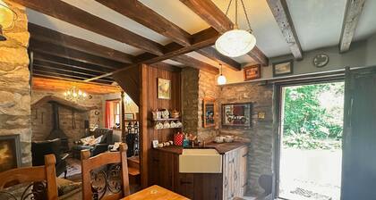 A quirky restoration, sleeps 4 people & a dog WiFi, numerous walks from the door & a pub nearby!