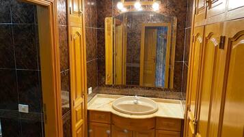 Een bad, een bubbelbad, een haardroger, handdoeken