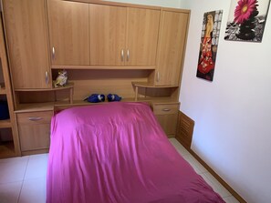 3 bedrooms, bed sheets