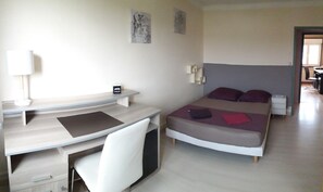 2 Schlafzimmer, Schreibtisch, Bügeleisen/Bügelbrett, WLAN
