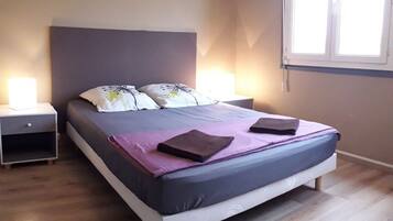 2 slaapkamers, een bureau, een strijkplank/strijkijzer, gratis wifi