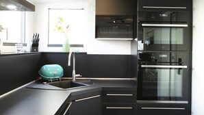 コーヒー / ティーメーカー、冷蔵庫、電子レンジ、オーブン