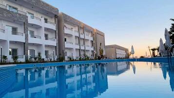 حمّام سباحة خارجي