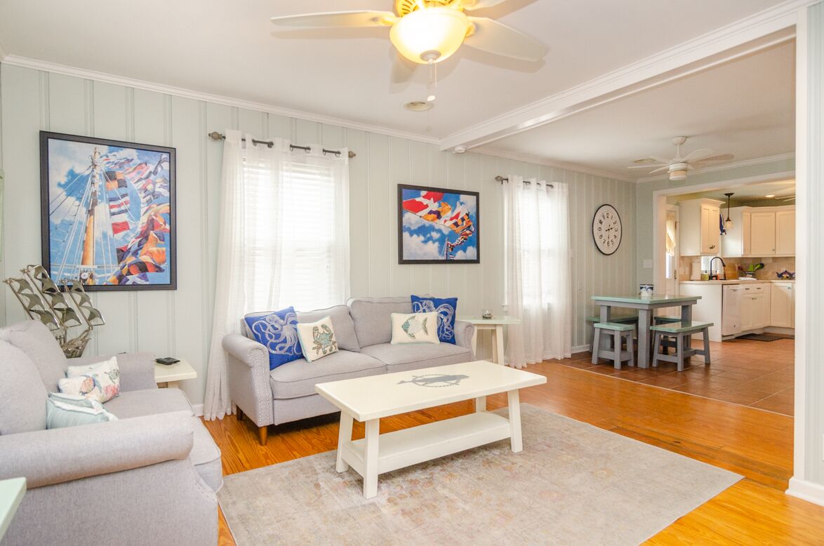 Charming pet friendly cottage across from beach!