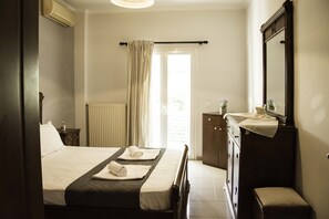 Villa | 3 bedrooms, desk, laptop workspace, soundproofing