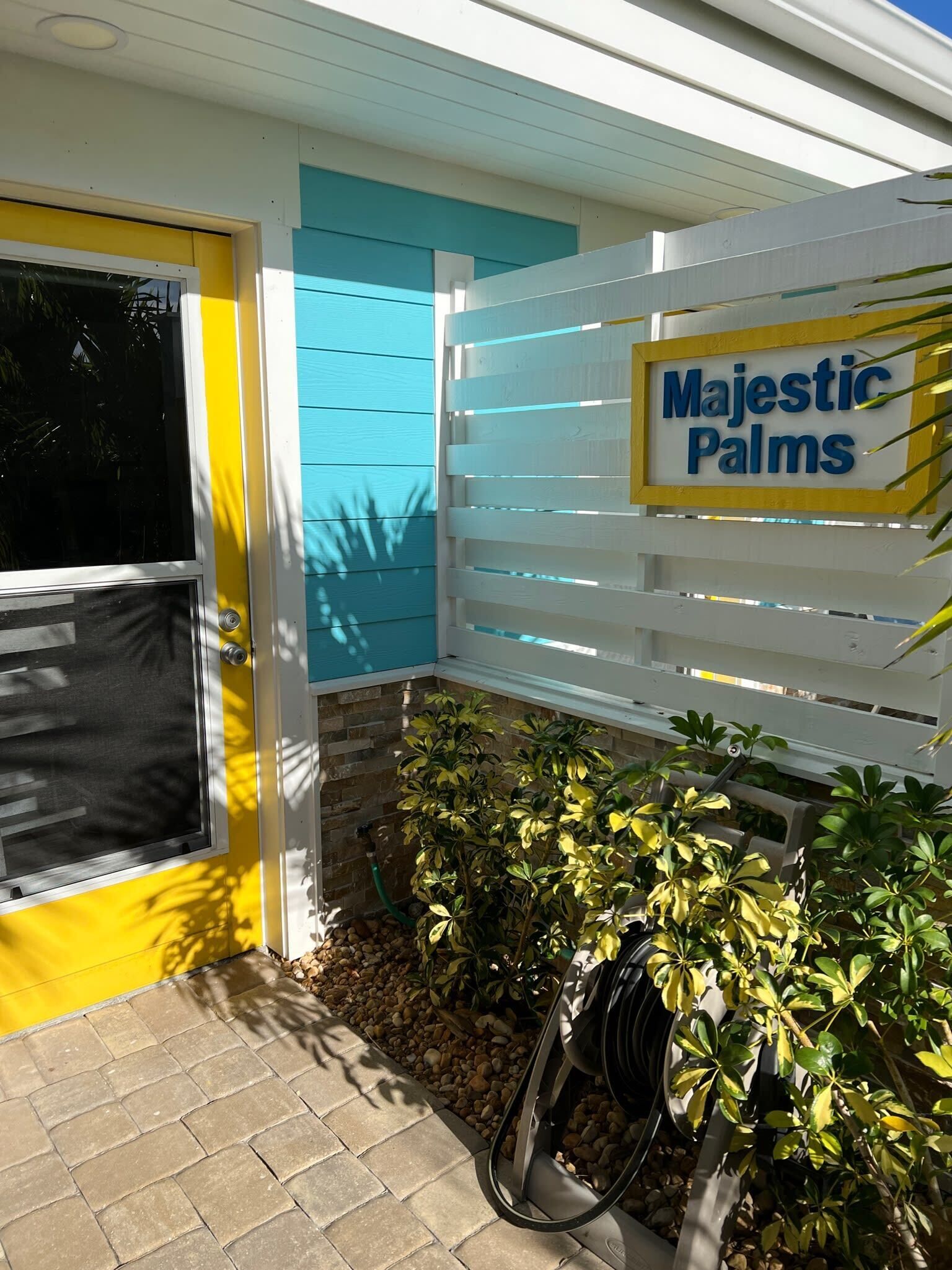 Majestic Palms Hideaway...Less than 2 minutes to the Beach...Walk or bike to res