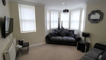 House, Multiple Beds | Living room | 30-inch TV with digital channels