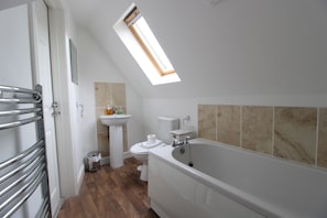 Maison, plusieurs lits | Salle de bain | Ensemble douche/baignoire, baignoire relaxante profonde