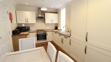 House, Multiple Beds | Private kitchen | Fridge, microwave, oven, stovetop