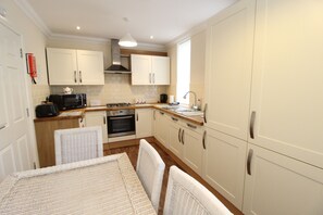 House, Multiple Beds | Private kitchen | Fridge, microwave, oven, stovetop - Westcliff House - 4 Bedrooms (Bournemouth)
