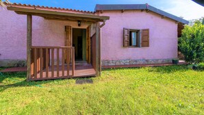 A pink building with a wooden porch and a window with shutters. - Country House Donoratico - Cottage Bougainville (Donoratico)