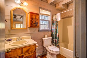 Combined shower/bathtub, hair dryer, towels - Sunset Overlook - Pet Friendly Family Cabin with Gorgeous Sunset Views (Clarkesville)