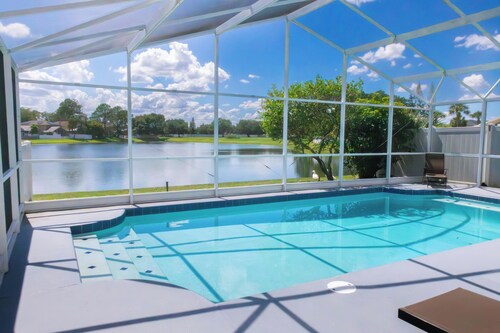 Lakeview 3 Bedroom, 2.5 Bathroom Villa & Private Pool (very close to Disney and Orlando)