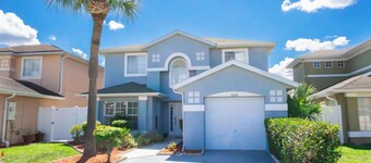 Lakeview 3 Bedroom, 2.5 Bathroom Villa & Private Pool (very close to Disney and Orlando)