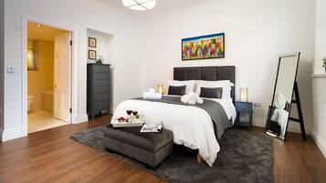 Premier Apartment | 2 bedrooms, blackout curtains, iron/ironing board, free WiFi