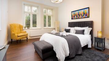 Premier Apartment | 2 bedrooms, blackout curtains, iron/ironing board, free WiFi