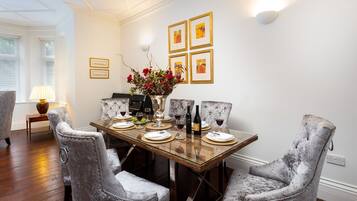 Premier Apartment | Living area | Flat-screen TV