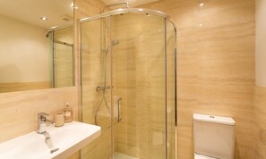 尊贵公寓 | 浴室 | 淋浴/盆浴组合、肥皂、洗发水、卫生纸