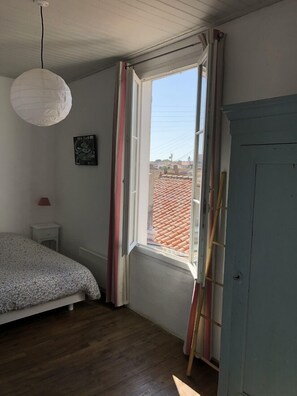 2 Schlafzimmer, Schreibtisch, Bügeleisen/Bügelbrett, Reisekinderbett