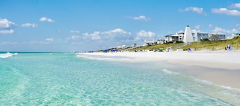 Renovated Seaside Cottage, Pet Friendly, Luxury Touches+ 2 Adult Bikes!