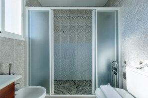 Bathtub, hair dryer, towels - A&n Moriles 2      . (Torre del Mar)