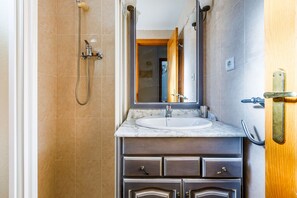 Bañera, secador de pelo, toallas