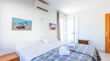 3 bedrooms, iron/ironing board, free WiFi, bed sheets