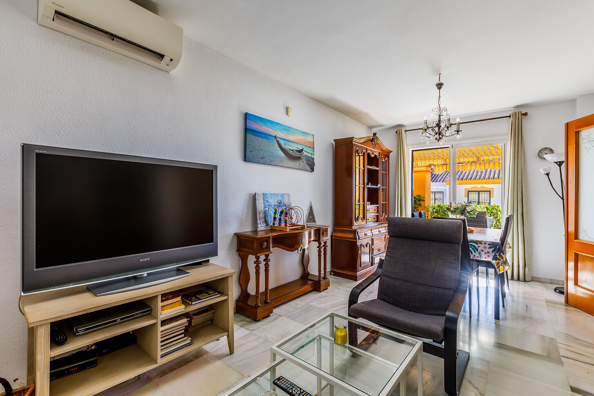 TV, lareira