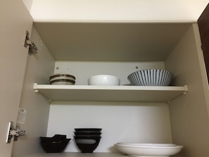 Réfrigérateur, micro-ondes, batterie de cuisine, vaisselle et ustensiles