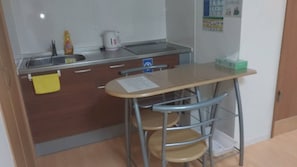 冷蔵庫、電子レンジ、調理器具と食器