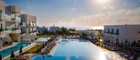 Piscine extérieure (ouverte en saison), maîtres-nageurs sur place