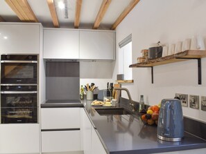 غسالة أطباق، كرسي للأطفال، مستلزمات طهي/أطباق/أوعية