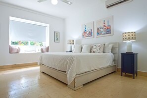 Leilighet – exclusive, 3 soverom, havutsikt, ved strandkanten | Individuelt dekorert, individuelt innredet og blendingsgardiner