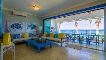 Penthouse panorámico, 4 habitaciones, vista al océano, frente al mar | Área de sala de estar