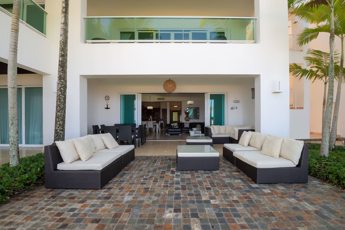 Condo exclusivo, vista a la alberca, frente al mar | Terraza o patio