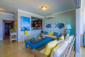 Appartement Penthouse panoramique, 4 chambres, vue sur l’océan, en face de la plage | Aire de séjour