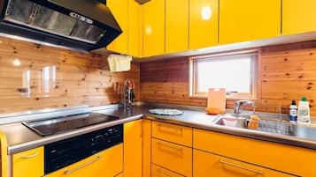 Fridge, cookware/dishes/utensils