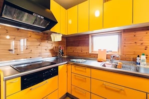Fridge, cookware/dishes/utensils